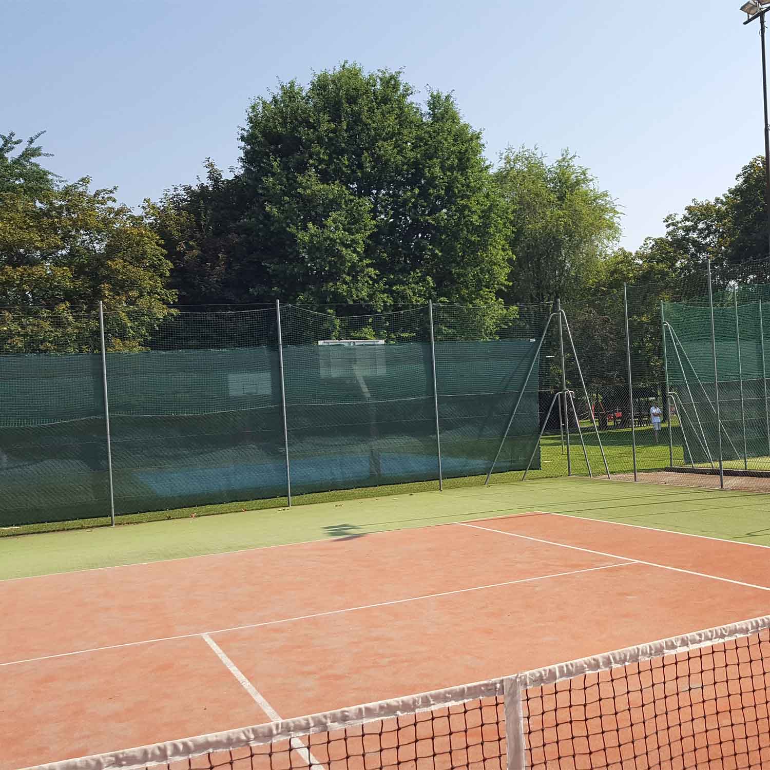 Fence nets for tennis and padle courts