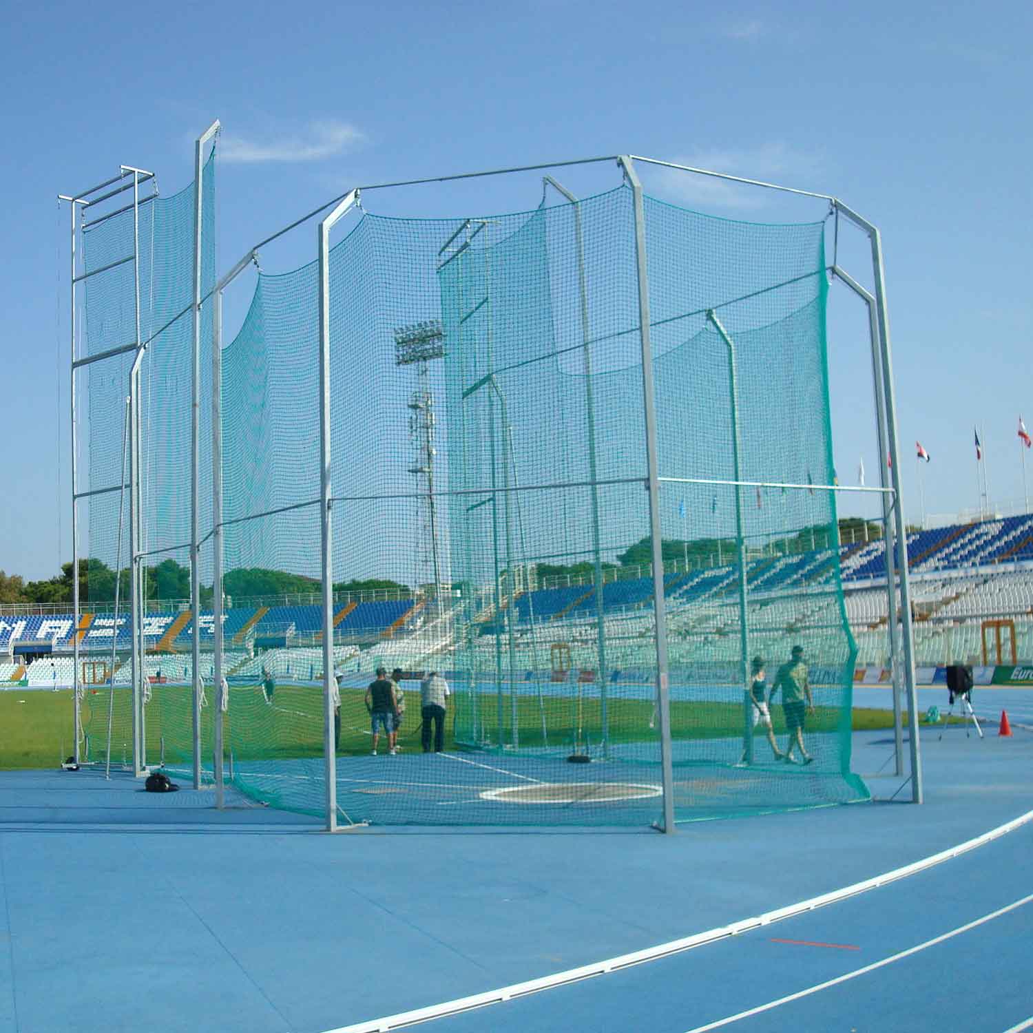 Fencing nets for hammer throwing