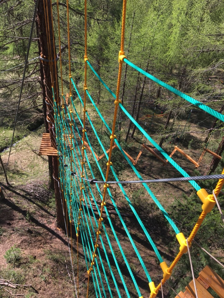 Walking net for passages between platforms made of 