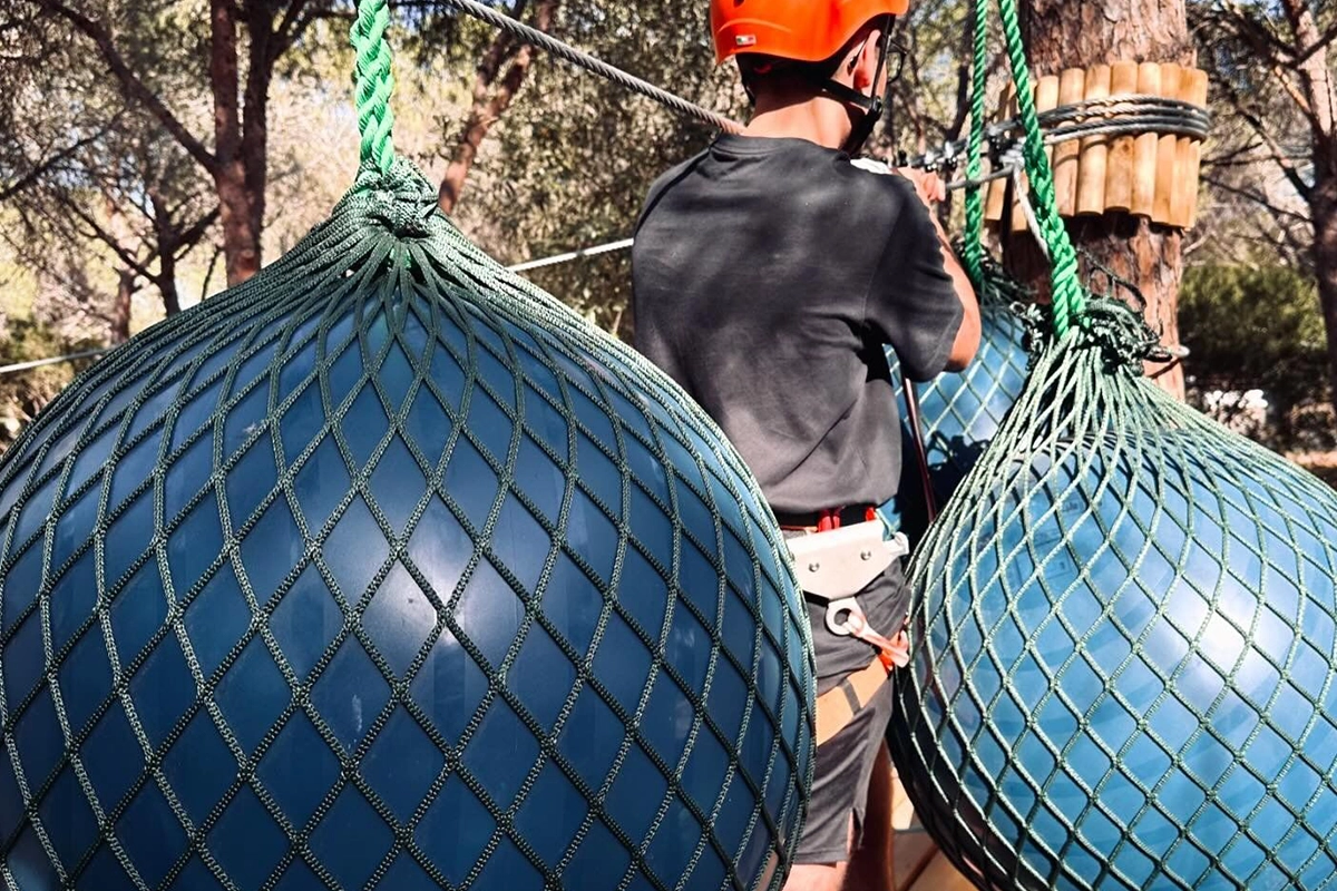 Acrobatic passages and «Canapone» (thick hemp rope)