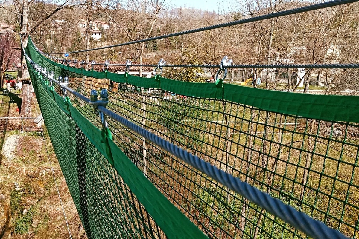 Walk- and safety nets for zipline arrivals